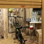 大人の秘密基地の入り口＝2022年7月30日、神戸市灘区