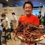自慢の伊勢海老とオーナーの畔上裕也さん