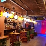 老舗風俗ビルにカオスな食堂街が登場　ネオンの灯がともる昭和の路地裏を演出