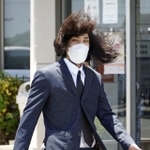 保釈され、山口南署を出る田口翔被告＝2022年8月1日（提供・共同通信社）