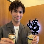この夏、大人気のどら焼きプリンを手に、元プロボクサーの平野秀光さん