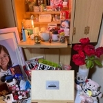 心理カウンセラーの資格を取ったことを娘の仏前に報告したharukazeさん（提供画像）