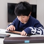 今も昔もそろばんに憧れる子供はいるようです（イメージ画像）