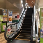 動きがゆっくり？コープ西宮南のエスカレーター＝兵庫県西宮市東町1