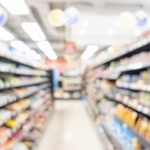 食品が並ぶスーパーの棚※イメージ写真（topntp/adobe.stock.com）