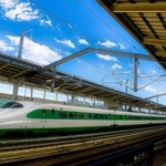 「200系カラー」で復刻された東北・上越新幹線のE2系電車（photoAC）
