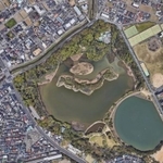 池の中に日本列島がある昆陽池公園  (C) Google