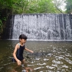 渓流で水遊びする子ども。背後の堰堤には危険が潜んでいます（zheng qiang/stock.adobe.com)