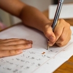 夏休みの読書感想文、書けましたか？（Hassyoudo/stock.adobe.com）