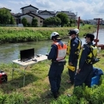 ２歳男児の行方不明を受け、水辺での捜索を続ける署員ら＝富山県高岡市(撮影・小川泰平) 