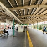 異様に幅が広い神戸電鉄、神戸市営地下鉄の共用ホーム。日中は双方を平面移動で乗り換えできる＝神戸市北区、谷上駅