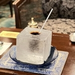 時間が経って氷が溶けてくると、コーヒーが透けて見えてきれいなのだという＝若旦那旅館×猫YouTuberさん（@wakadanna_coo）提供