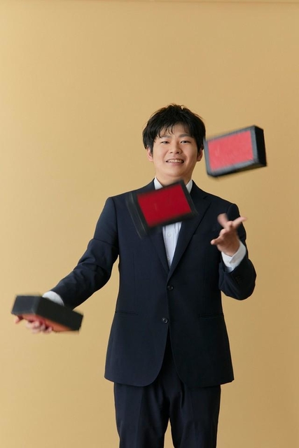 この男性社員は得意のジャグリング風景を撮影。「学生時代からジャグリングをしており、今でもプライベートで公演を観に行くこともあります。今回の撮影写真はビジネス用というよりも、プライベートのSNSのアイコンでの使用などを考えています」（株式会社モリサワ提供）