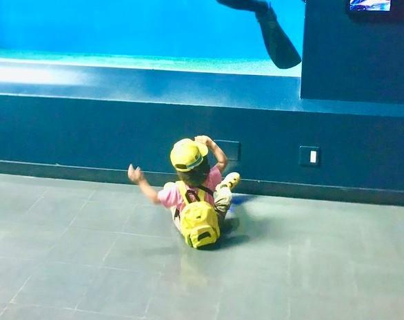 SNSで「腰の抜かし方が秀逸過ぎて」と話題になった写真（提供）