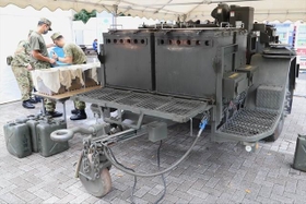 前方にある4つの釜でご飯を炊いていた