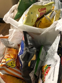 家事育児に疲れた妻 食べたい あらゆるポテチを 夫は商品棚右から左まで32種類をお買い上げ 激しい愛を感じます 神戸新聞next 連載 特集 話題