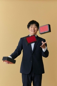 この男性社員は得意のジャグリング風景を撮影。「学生時代からジャグリングをしており、今でもプライベートで公演を観に行くこともあります。今回の撮影写真はビジネス用というよりも、プライベートのSNSのアイコンでの使用などを考えています」（株式会社モリサワ提供）