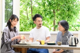 「夫の実家への帰省」…気が重いですよね　※画像はイメージです（kapinon/stock.adobe.com）