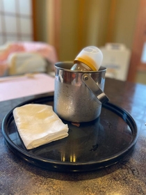 アイスペールに入った哺乳瓶がまるで高級シャンパンのようだとTwitter上で話題になった（提供写真）