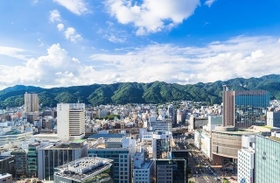 六甲山と神戸・三宮、元町周辺の町並み（oben901/adobe.stock.com）