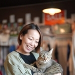 とらを抱っこする辻さん