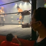 BADMAX藤永さんと清水佑さんの熱戦を見守るプロレス女子