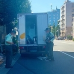 コンビニの前に停めたクロネコヤマトの車両を取り締まる駐車監視員たち（きんぞうプロさん提供）※一部加工しています