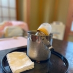 アイスペールに入った哺乳瓶がまるで高級シャンパンのようだとTwitter上で話題になった（提供写真）