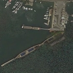 2隻の船を縦につないで沈めたような…奇妙なカタチが気になります　(C) Google