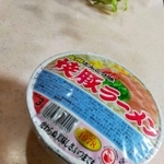 カップラーメンの蓋がパンパンに…気圧の影響おそるべし…（徳留さん提供）