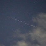 きらきらと輝きながら飛んでいく衛星群（画像提供：藤井大地さん）