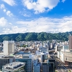 六甲山と神戸・三宮、元町周辺の町並み（oben901/adobe.stock.com）