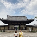 ゆかりの法隆寺で山崎真実さんと阪上めいこさん（写真右）