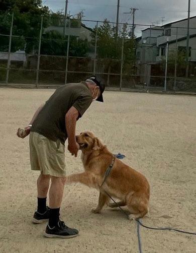 昔飼っていたワンちゃんが亡くなってからも一緒に歩いた散歩コースを今も歩いているというおじいさんとの出会いをつぶやき、投稿した1枚の写真がTwitter上で話題に（提供写真）