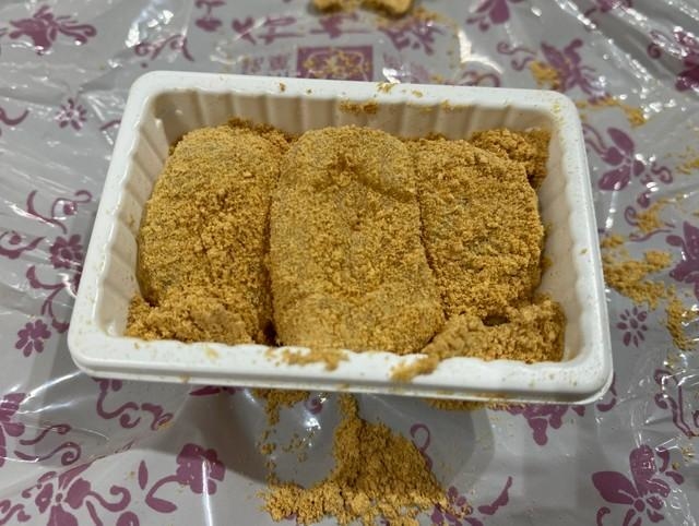 包装を開けたらこれですよ…きな粉があふれるっちゅうねん（金精軒提供）