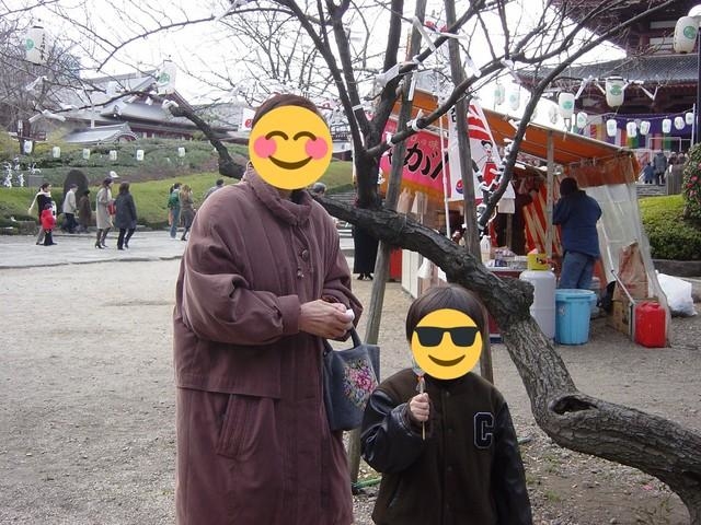 祖母と幼少期のULTRATAKUさんのツーショット＝ULTRATAKUさん（@TAKUM78）提供