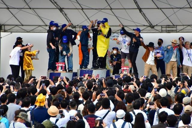表彰式はシャンパンじゃ無くてレッドブルシャワー