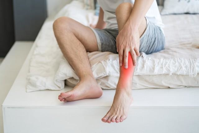 通常の骨折ほど痛みや腫れがなく、「捻挫かな」と思っていたら、疲労骨折していたというケースもあります※画像はイメージです(staras/stock.adobe.com)