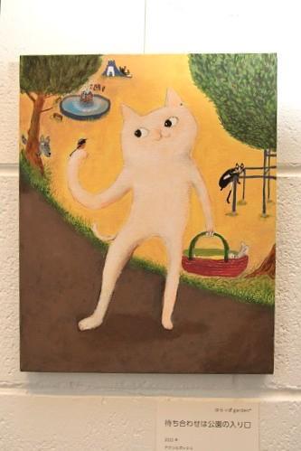 小鳥と見つめ合う「待ち合わせは公園の入り口」。後ろの情景を想像すると、絵画の面白さが感じられる。