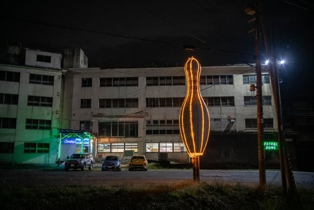 印象的なボウリングピンの電飾…廃墟の片隅で長年営業を続けていた深川セントラルボウル（mimizukuさん提供）