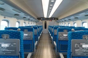 東海道新幹線の車内（oka/stock.adobe.com)