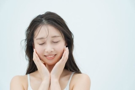 女性には深刻？お泊り時の「すっぴん問題」（イメージ画像）