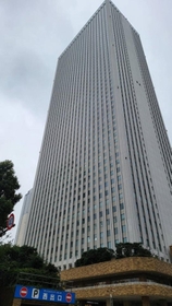 約１００人が乱闘した飲食店の入った東京・池袋の高層ビル「サンシャイン６０」。現場は５８階のレストラン（撮影・小川泰平）