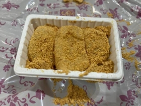 包装を開けたらこれですよ…きな粉があふれるっちゅうねん（金精軒提供）