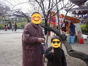 祖母と幼少期のULTRATAKUさんのツーショット＝ULTRATAKUさん（@TAKUM78）提供