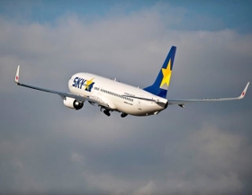 垂直尾翼は輝く星が描かれています（スカイマーク株式会社提供）