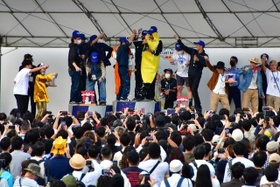 表彰式はシャンパンじゃ無くてレッドブルシャワー