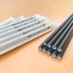 春日製紙工業の紙ストロー。個包装の袋も紙製（春日製紙工業提供）