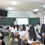 生徒の名前を呼んで、しっかりコミュニケーションをとる司法書士の福村雄一さん