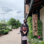 着物で京都散策へ「どこに行こうかしら」
